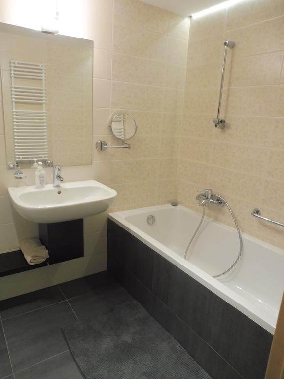 Azur Apartman Apartment แวแลนแซ ภายนอก รูปภาพ